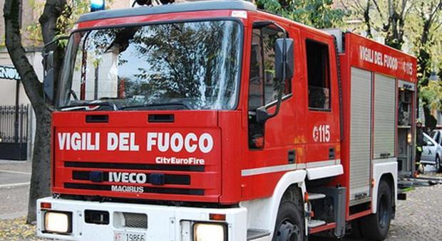 Incendio avvolge palazzo al Tuscolano, un morto carbonizzato
