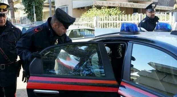 Sperona una pattuglia dei carabinieri con l'auto rubata e scappa: arrestato