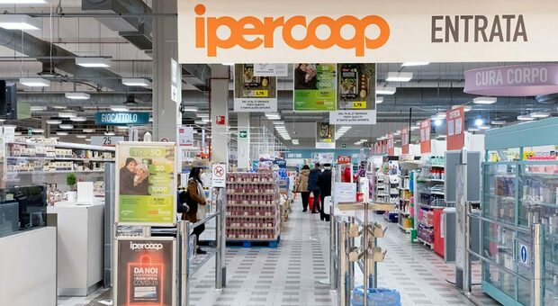 Afragola: chiude punto vendita Ipercoop, dipendenti bloccano il centro commerciale