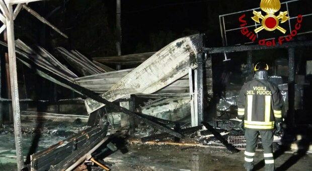 Incendio nell'area di servizio a Torre San Giovanni: distrutto il bar del distributore di benzina