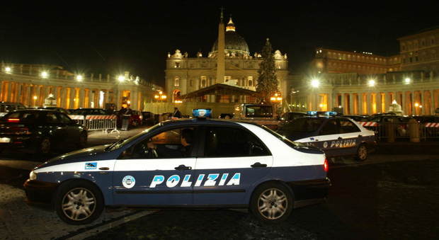 Rapina un passante armato di forbici vicino a San Pietro: arrestato un 28enne