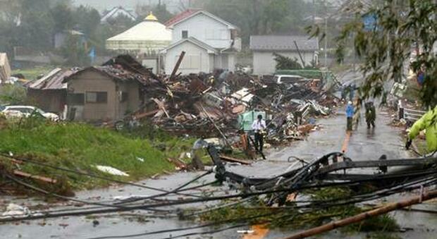 Hagibis, il tifone più violento da 60 anni costringe il Giappone a barricarsi in casa