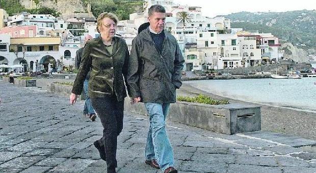Merkel annuncia vacanze in Italia ma l'hotel di Ischia è chiuso