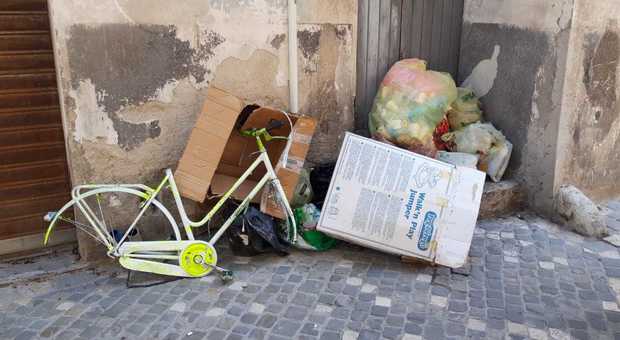 Foligno, rifiuti abbandonati in strada in via Santa Caterina, residenti infuriati: «Accade da tre mesi, non ne possiamo più»