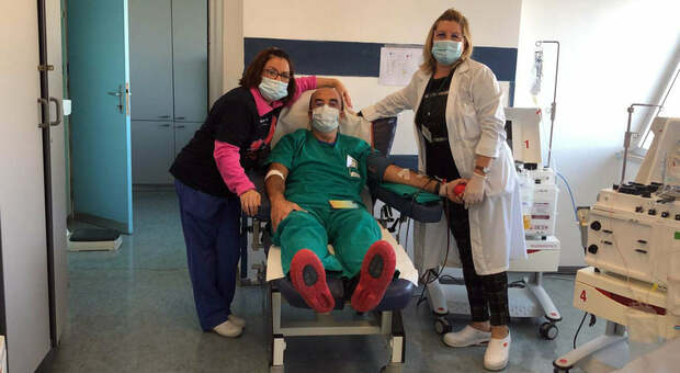 Chirurgo brindisino dona plasma iperimmune: «Bel gesto nella lotta contro il Covid»