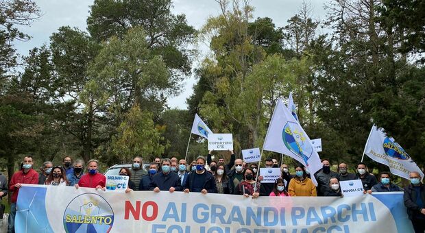 "No all'eolico selvaggio": la manifestazione contro le 21 torri nel nord Salento