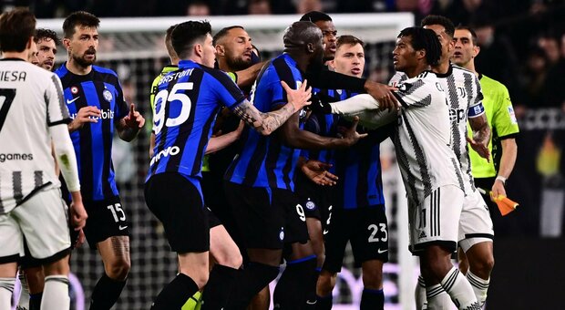 Juventus, sospesa la squalifica dell'Allianz Stadium per razzismo: tifosi bianconeri in Tribuna Sud contro il Napoli