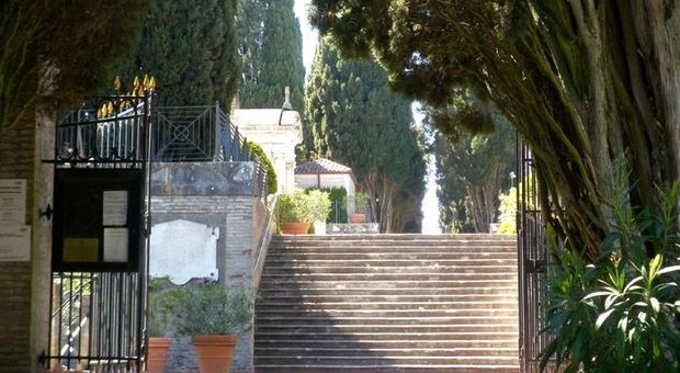 Osimo, i necrofili del sesso: viagra e profilattici nei cestini del cimitero
