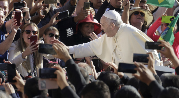 Papa Francesco tuona: «A messa basta telefonini, anche preti e vescovi attaccati al cellulare»