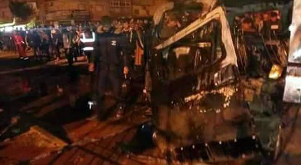 Libia, doppio attentato a Bengasi: almeno 27 morti e 30 feriti. "Uccisi anche i vertici degli 007"