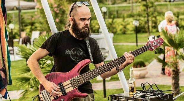 Malore improvviso: morto Andrea Boso, era il bassista della band punk-rock