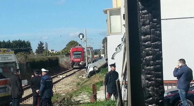 Tragedia a Francavilla, treno delle Sud Est travolge un'auto. Morto il conducente