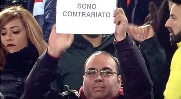 Roma, il tifoso con il cartello «Sono contrariato» spopola sul web
