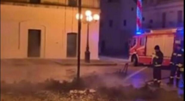 Piazza vuota a Taurisano: a fuoco nella notte l'albero di Natale. Un arresto