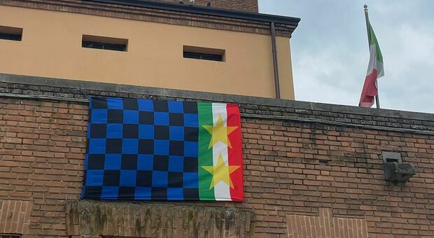 La bandiera dell'Inter esposta a Solesino