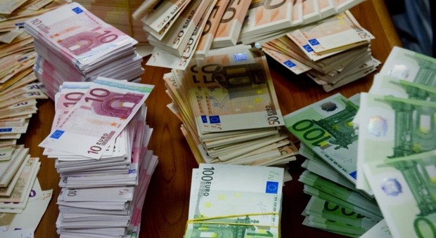 Euro falsi smerciati in Francia, base nel Napoletano: 6 condanne