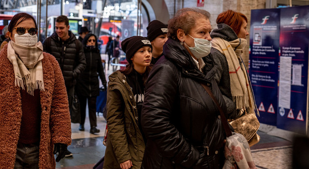 Coronavirus, fa uno starnuto in metro a Milano: i passeggeri scappano, lui sbotta. «Non sono malato»
