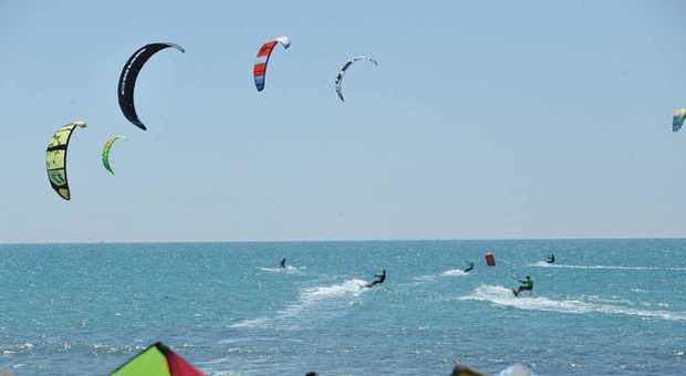 Finisce con il kitesurf sulla spiaggia di Formia, feriti due bagnanti