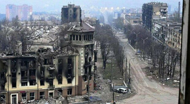 Mariupol, la città fantasma sta per capitolare I superstiti disperati: «Qui non esiste più niente»