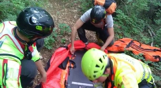 Il soccorso al ciclista di Maniago caduto in bici su un sentiero ad Aviano