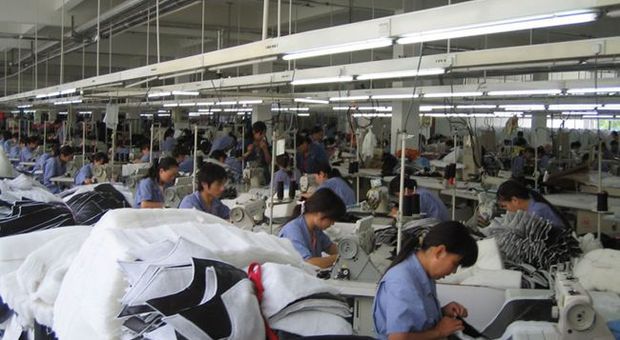 Cina, in sciopero migliaia di operai che producono scarpe