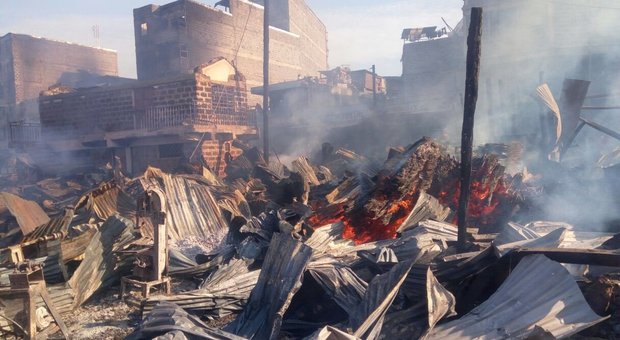 Kenya, incendio nel più grande mercato di Nairobi: almeno 15 morti bruciati e intossicati