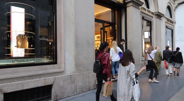 Furto da 26mila euro da Louis Vuitton: «Vigilante distratto, i ladri hanno rubato 11 scatoloni»