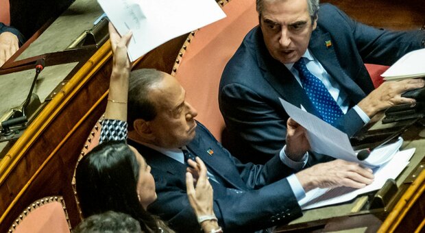 Berlusconi al Senato per la fiducia al governo Meloni: «Situazione difficile, ma voteremo sì»