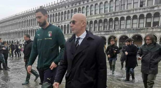 Gianluca Vialli, l'abbraccio a Venezia dopo l'acqua alta del 2019. I commercianti: «Stava male ma ci dava forza»