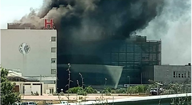 Incendio all'ospedale Miulli: fiamme nel pronto soccorso. Evacuata parte della struttura