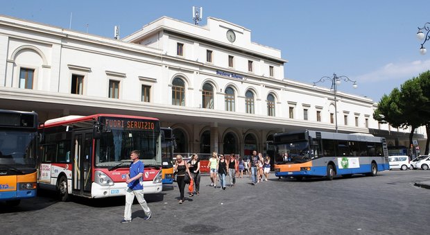 Pensionato stritolato dalla crisi economica, tenta il suicidio sui binari della stazione di Salerno, salvato dalla Polfer
