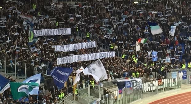 Lazio, la Nord vicina alla squadra: «Non sarà un calcio di rigore a sovvertire il nostro destino»