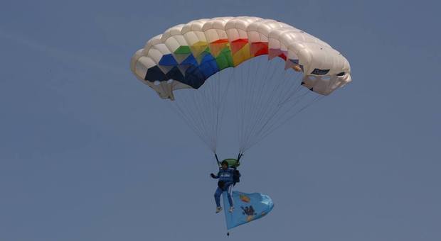 Il paracadute non si apre, 42enne si schianta al suolo e muore: era al terzo lancio
