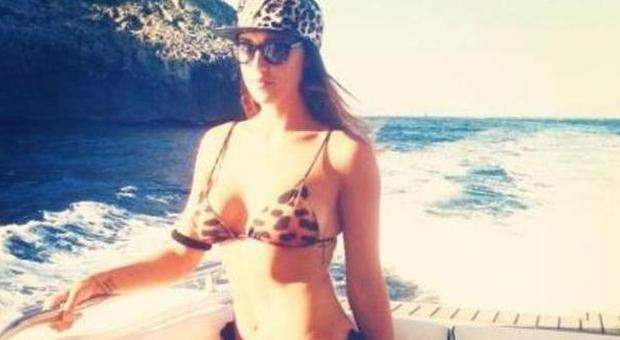 Cecilia Rodriguez, sexy bikini e saluto hot su una barca in vacanza nel Salento