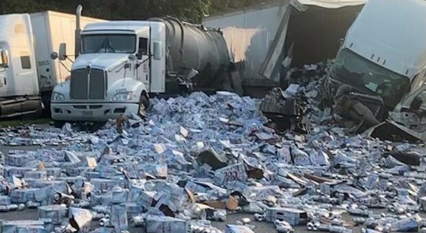 Incidente per un camion con centinaia di casse di birra: autostrada invasa dalle lattine