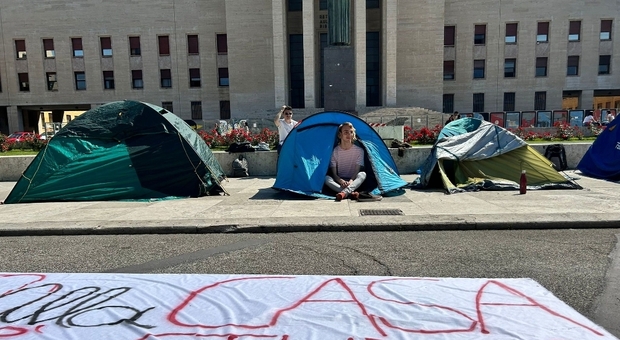 La protesta davanti alla Sapienza