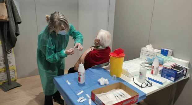 VACCINI Una anziana mentre si sottopone alla vaccinazione contro il Covid 19