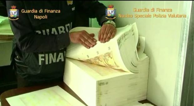 Soldi falsi: centrali in Campania e Romania, 13 arresti e sequestro da 28 milioni
