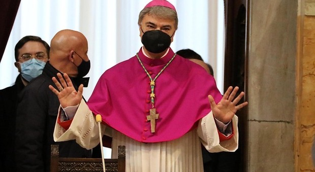Don Mimmo Battaglia vescovo di Napoli, a sorpresa in visita alle suore clarisse