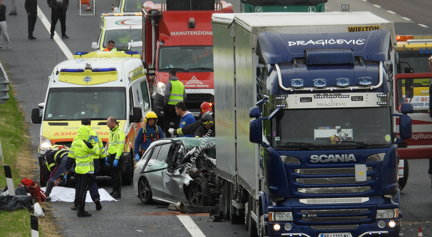 Schianto in autostrada, Mercedes sotto un Tir: muore 59enne