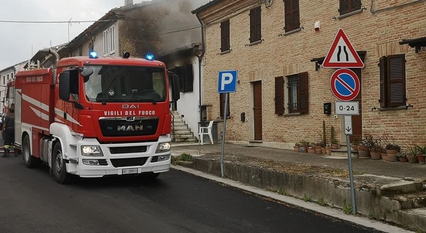 Monte Porzio, fiamme devastano la casa: anziana salvata dai vicini ma intossicata