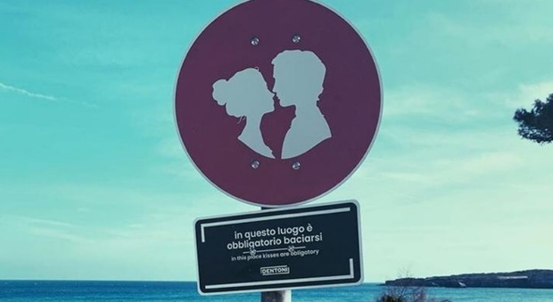 «In questo luogo è obbligatorio baciarsi»: il cartello a sorpresa in spiaggia FOTO