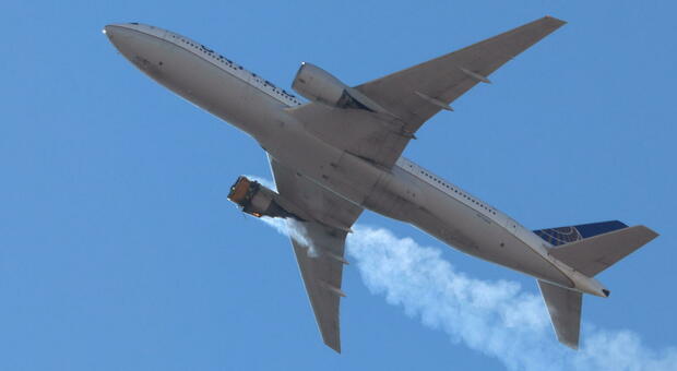 Boeing, restano a terra i 777 con stesso motore di Denver. Faa: «Ora ispezione d'emergenza»