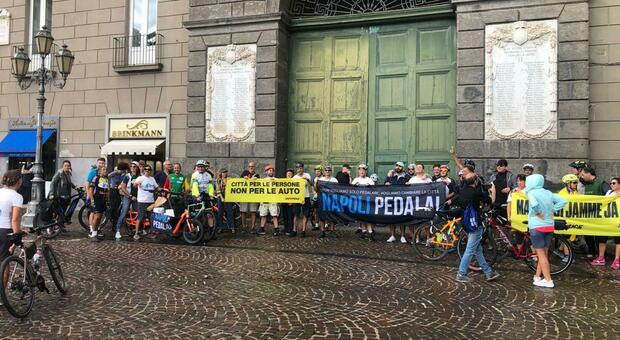 Napoli, flashmob di bikers a piazza Municipio: «Vogliamo piste ciclabili e sicurezza»
