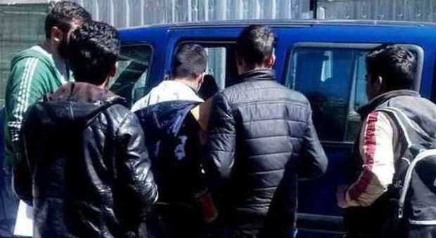 Accompagnava 12 migranti irregolari: arrestato passeur sul confine
