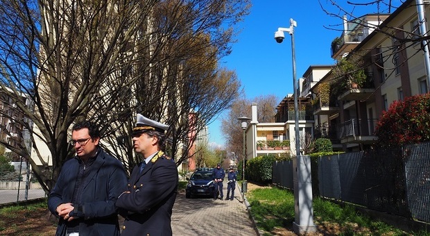 Il sindaco Rucco e il comandante Rosini in via Allende, dov'è stata installata una telecamera