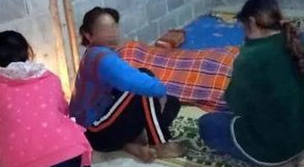 Il papà senzatetto cede alla figlia di 8 anni la sua coperta, ma nella notte muore assiderato