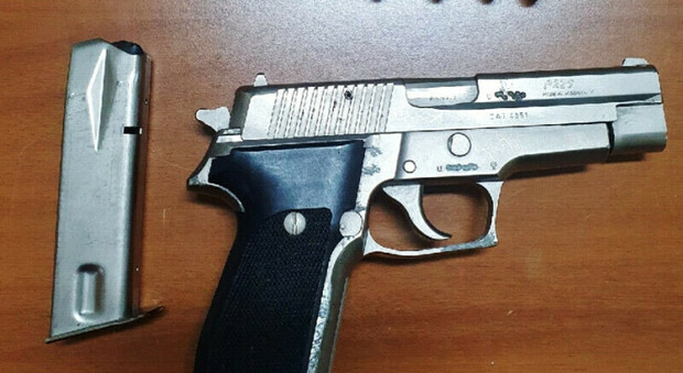 Napoli, nascondeva pistola e munizioni in casa: arrestato 41enne