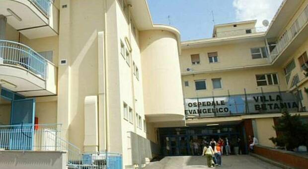 Minaccia l'ex compagna nel reparto di ginecologia di Villa Betania: arrestato 34enne