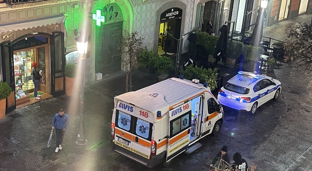 Soccorritori e vigili urbani accorsi in Corso Vittorio Emanuele poco dopo l'incidente